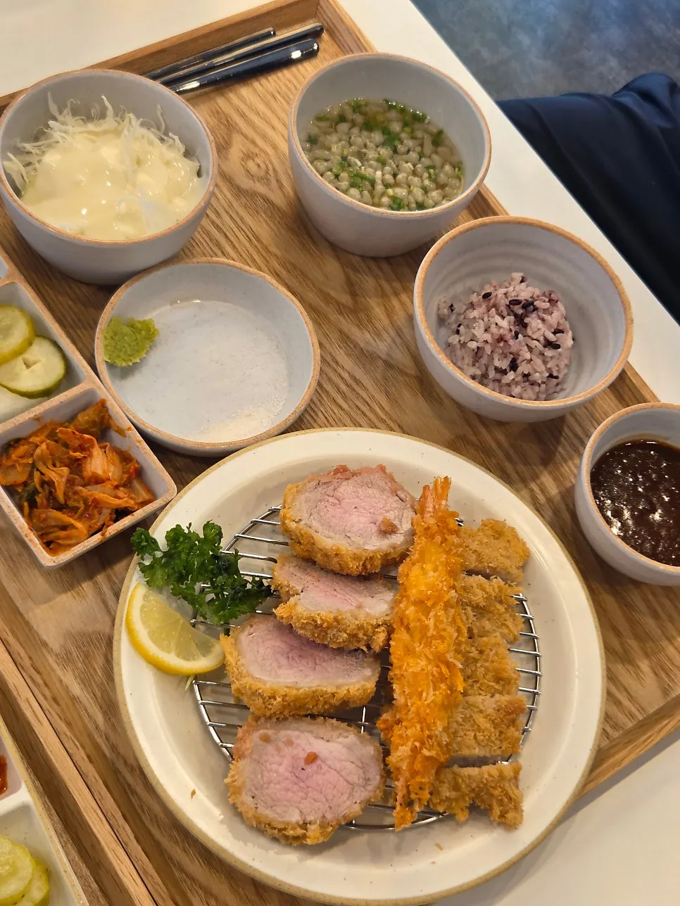 쟁반에 정돈된 모듬카츠 상차림