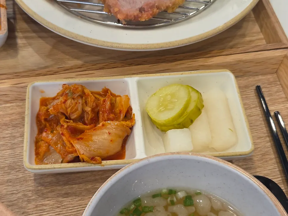 매운돈까스와 함께 나온 우동 국물과 김치