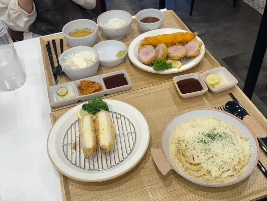 等待点餐的深情炸猪排桌面布置