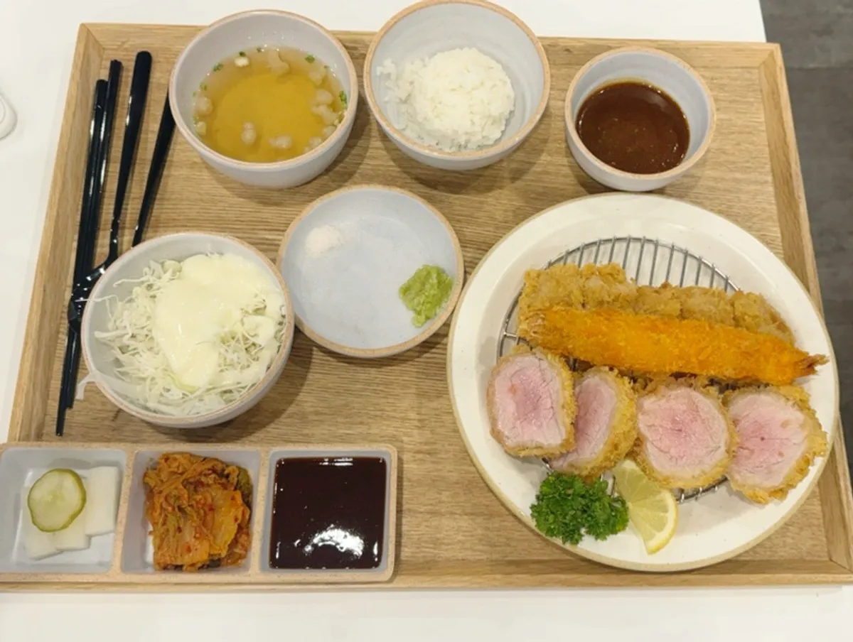 深情什锦炸猪排套餐和奶油意面上桌摆盘