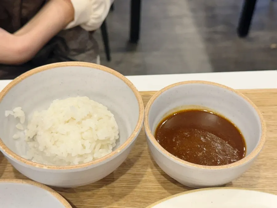 装有里脊、腰肉、炸虾的深情什锦炸猪排套餐