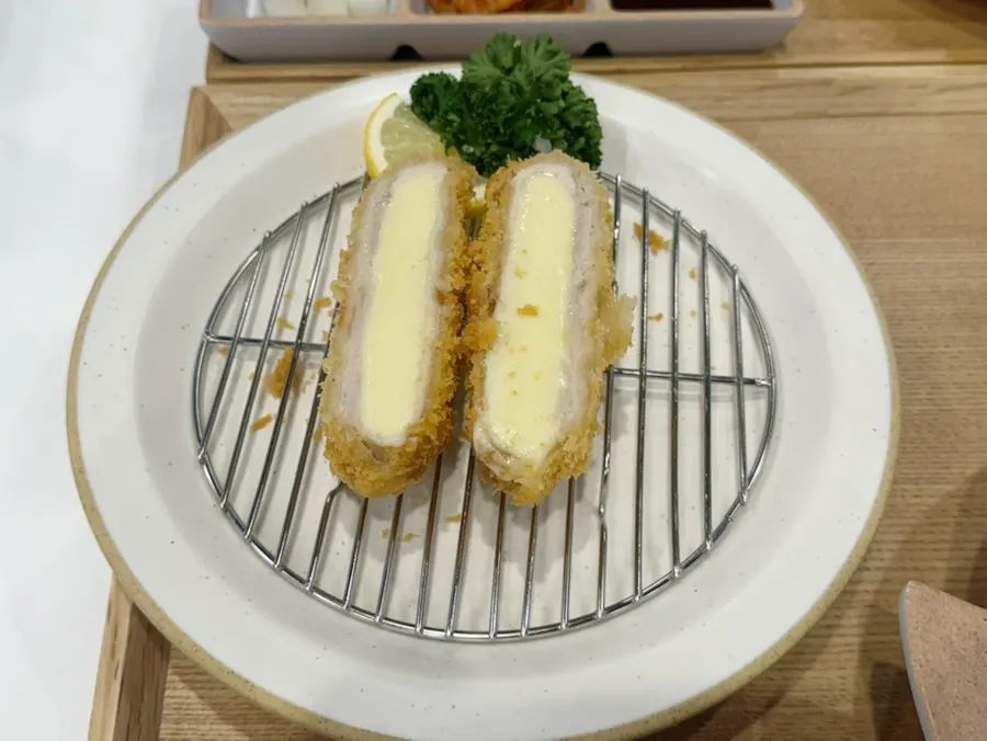 额外加点的芝士满满炸猪排和奶油意面