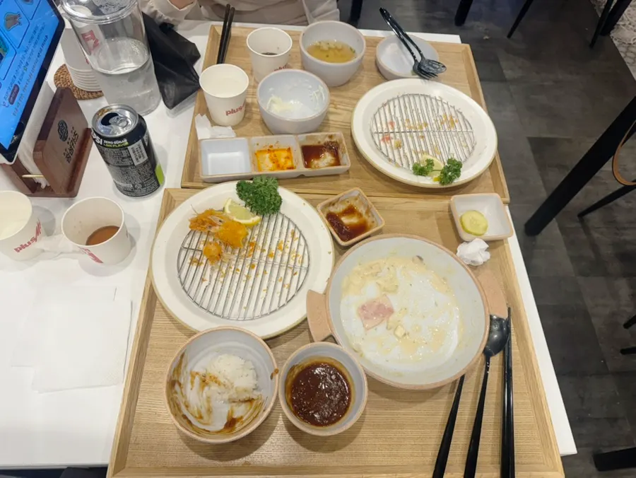 姐妹俩丰盛点的炸猪排和意面一整桌