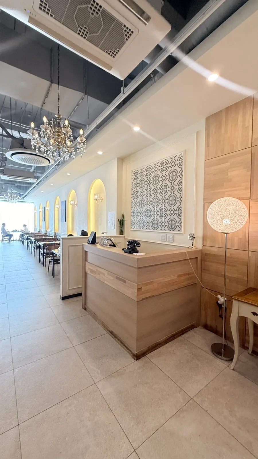 Interior of Jeongssi Hambak Baegot Branch with a retro feel