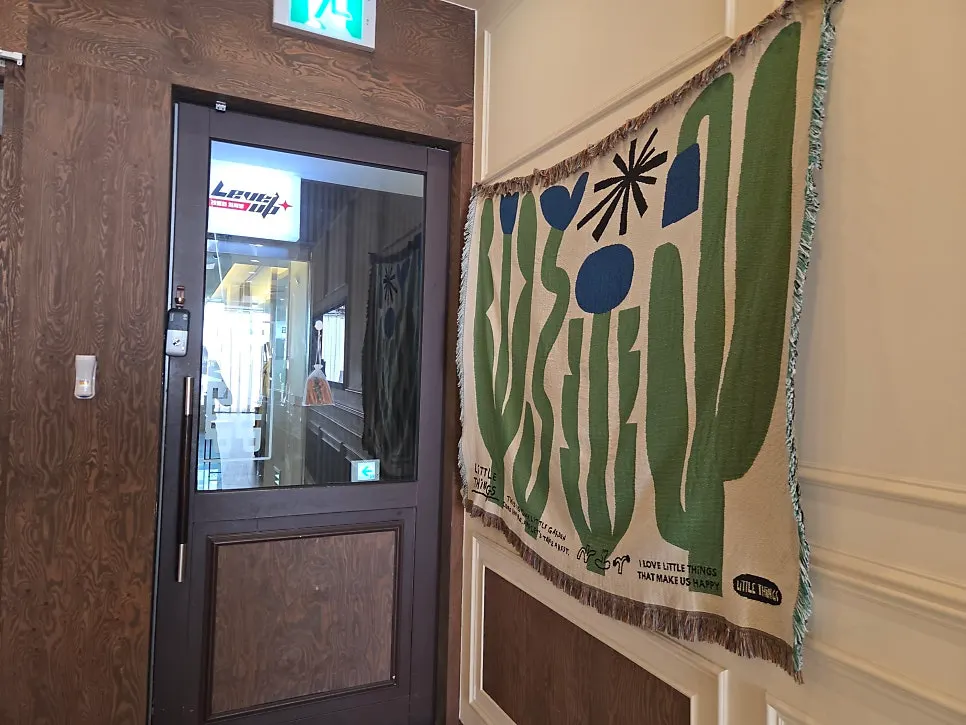 Entrance to the 2nd floor of Jeongssi Hambak Baegot Branch