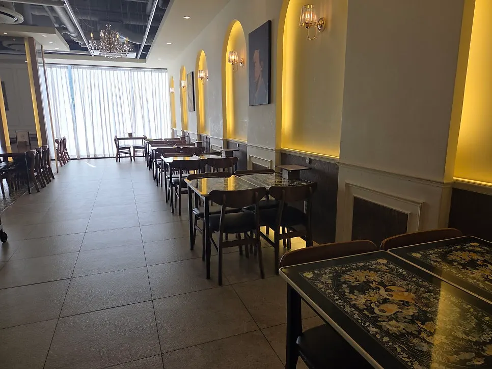 European-style interior of Jeongssi Hambak Baegot Branch