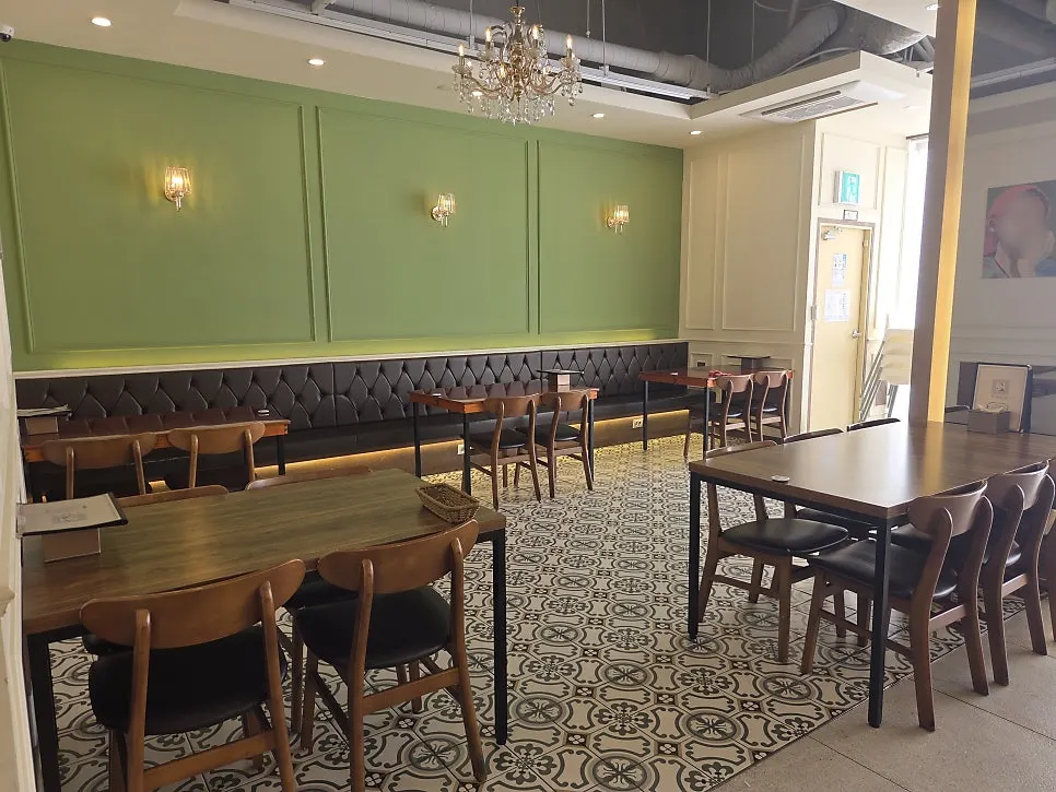 Clean seating layout at Jeongssi Hambak Baegot Branch