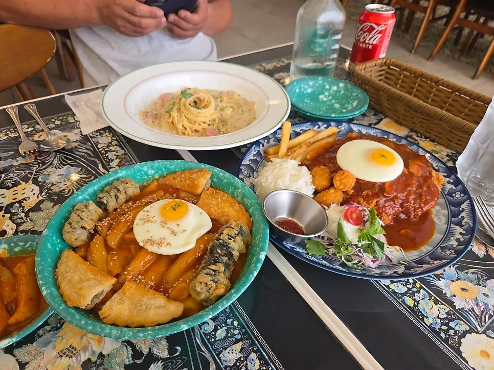 A plate of tteokbokki with kimmari and mandu yaki