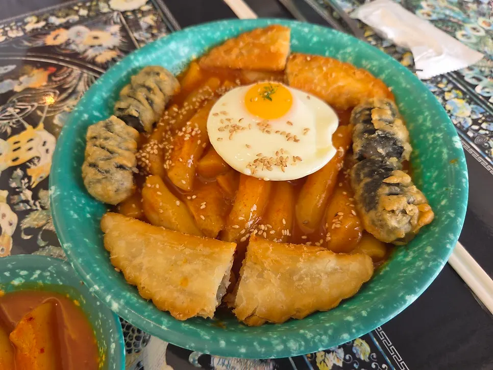 Nostalgic tteokbokki with a light broth