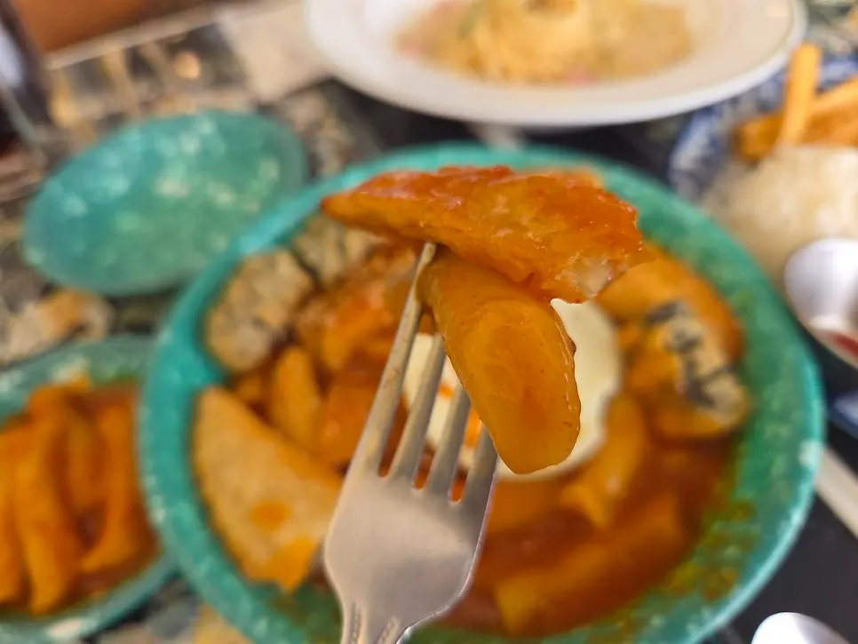 Fried bits and fish cake inside the tteokbokki