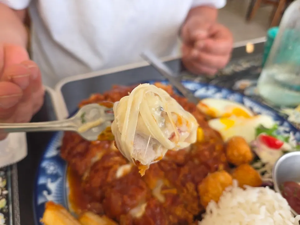 Cheese stretching from the cheese pork cutlet