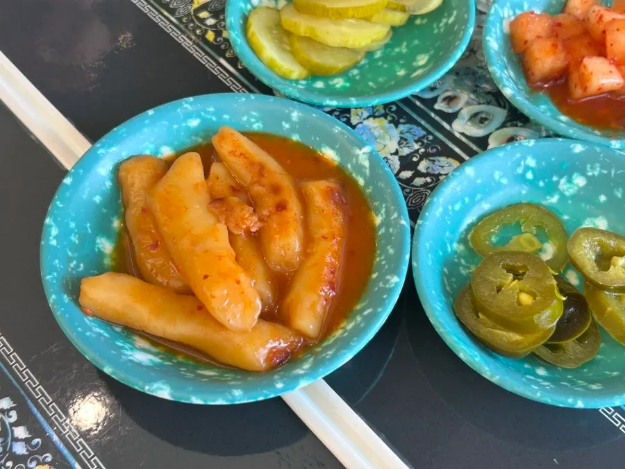 옛날 급식 맛이 나는 떡볶이 접시
