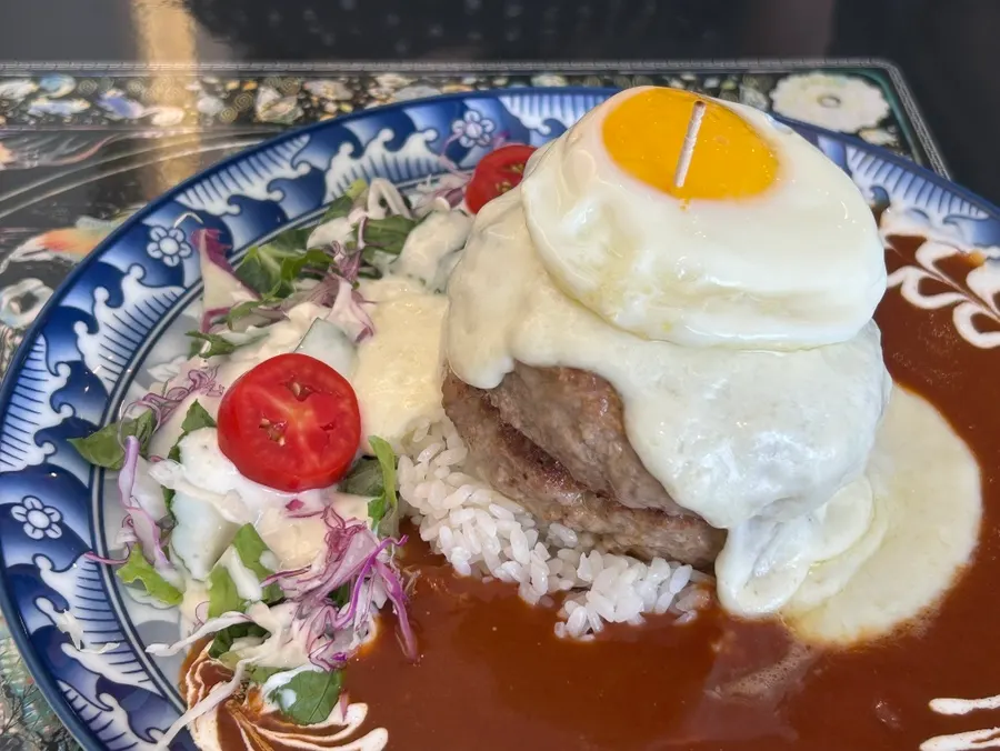 치즈가 얹힌 함박스테이크 클로즈업