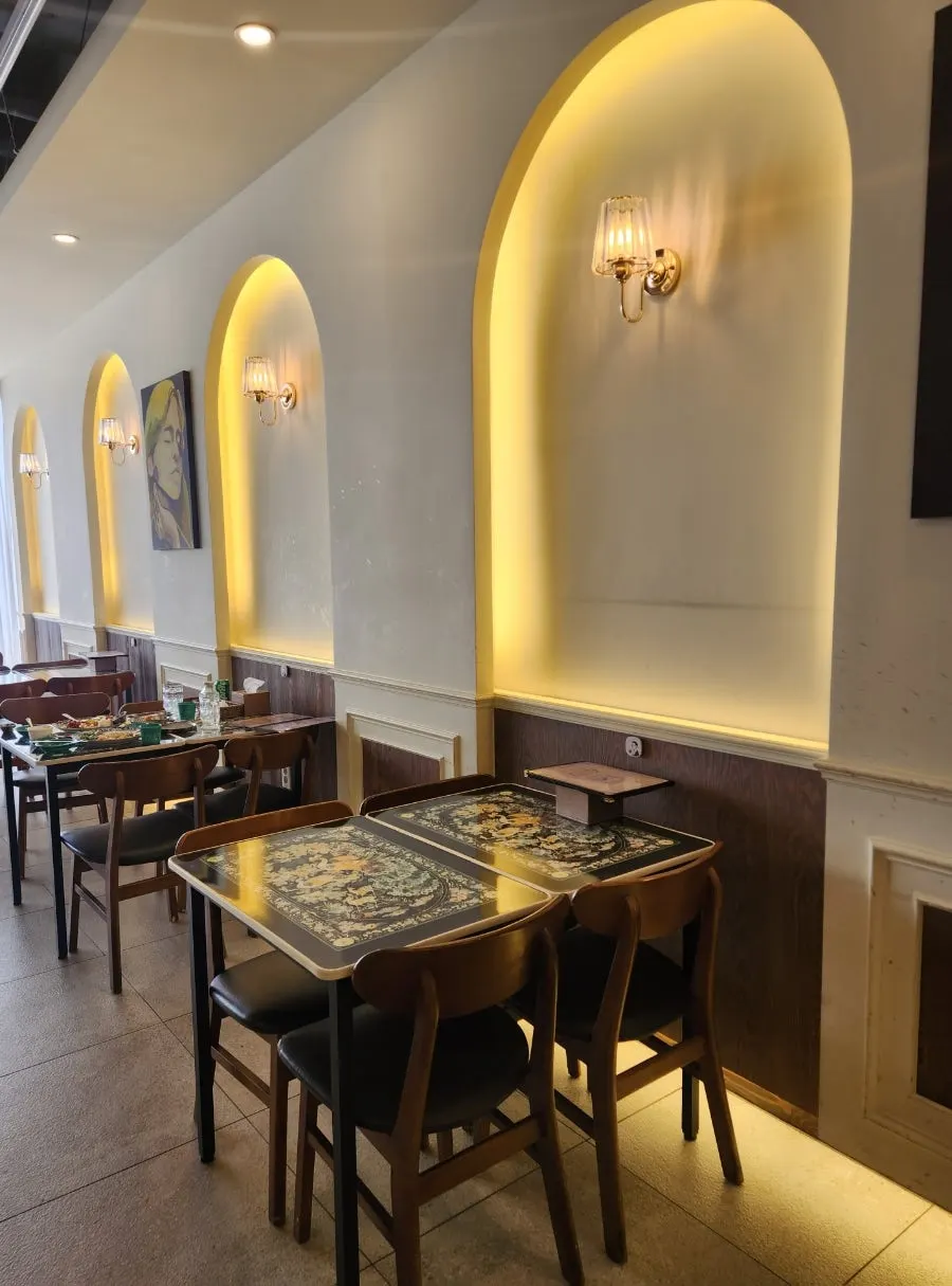 Spacious and neatly arranged interior of Jeongssi Hambak Baegot Branch