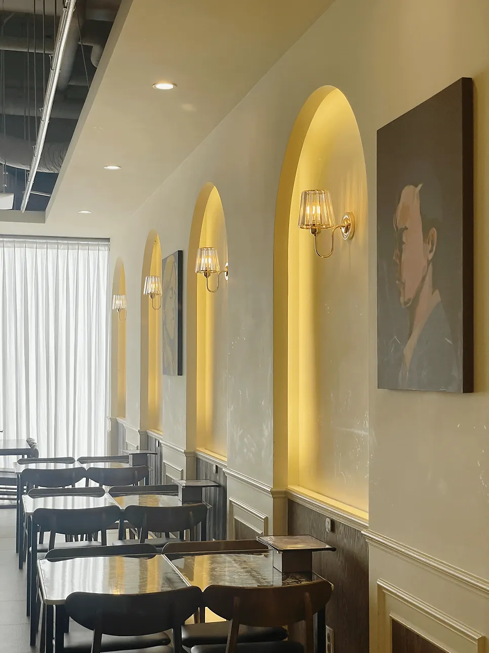 Spotlessly clean floor and dining hall at Jeongssi Hambak Baegot Branch