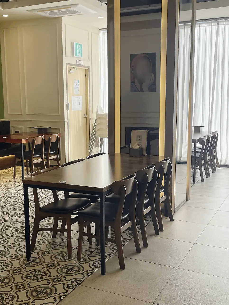 Spacious wall-side seating at Jeongssi Hambak Baegot Branch