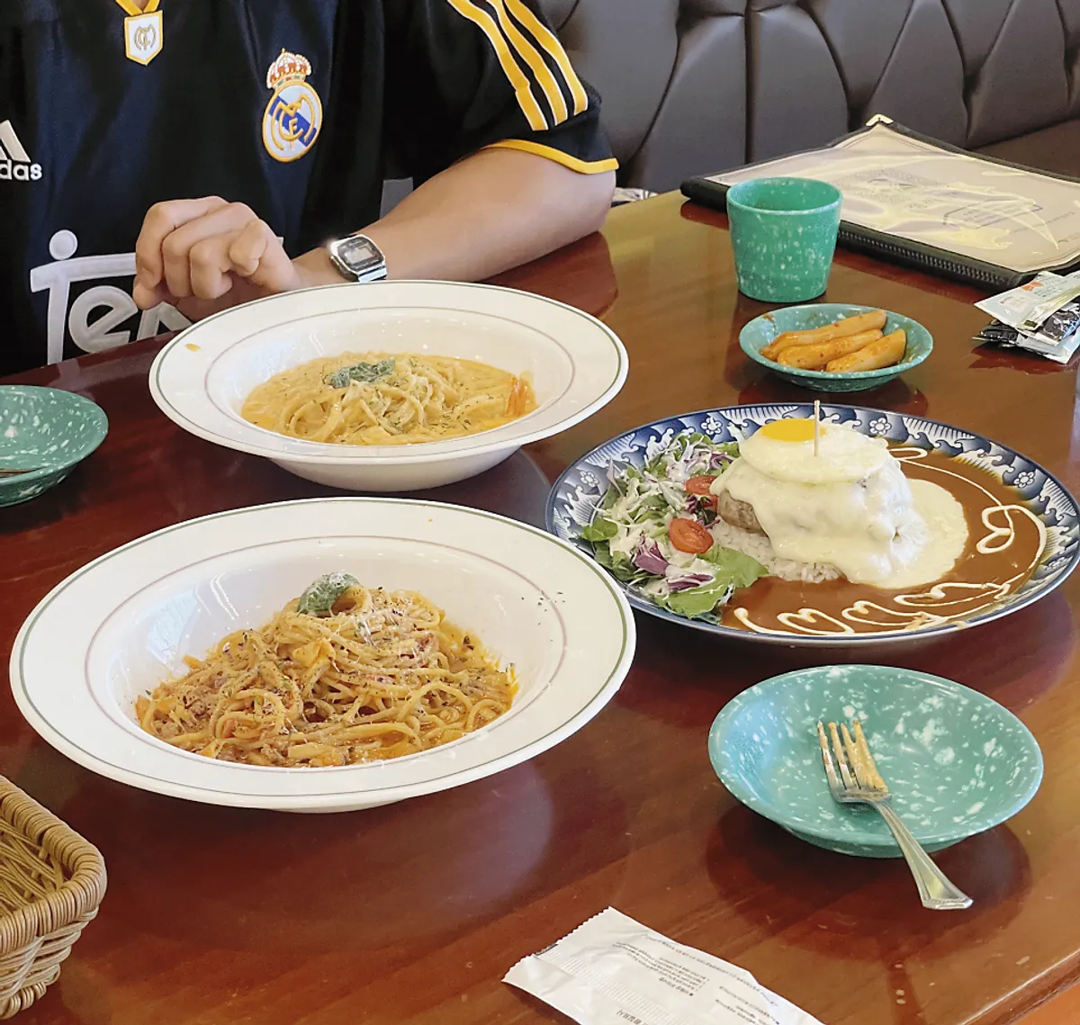 Table set with hamburg steak and pasta