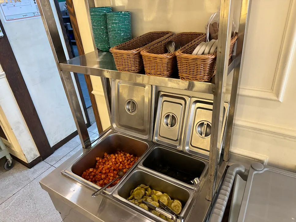 기본 서비스로 나온 떡볶이 한 그릇
