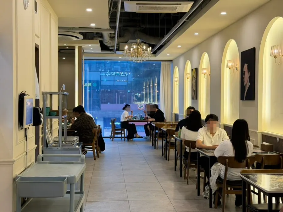 Entrance of Jeongssi Hambak Baegot Branch with a wood-framed sign