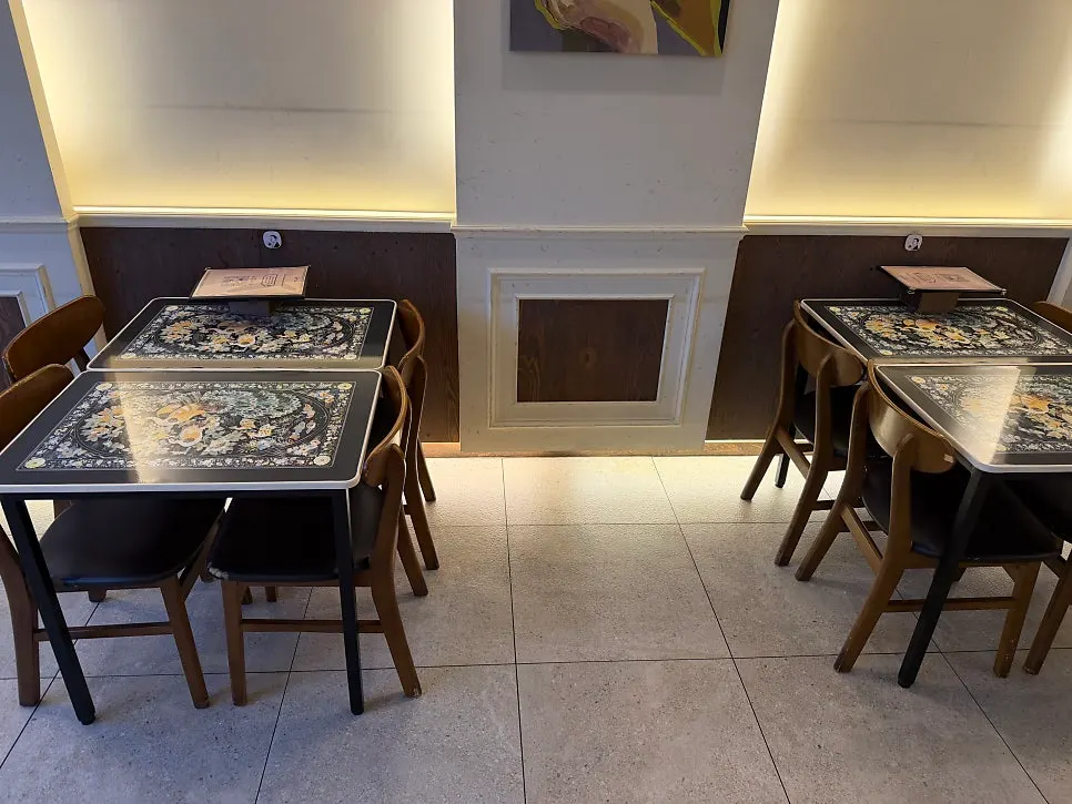 Seating with a retro mother-of-pearl patterned table