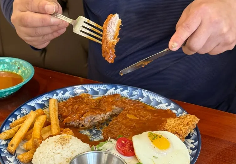 두툼하게 썰린 등심돈가스 단면