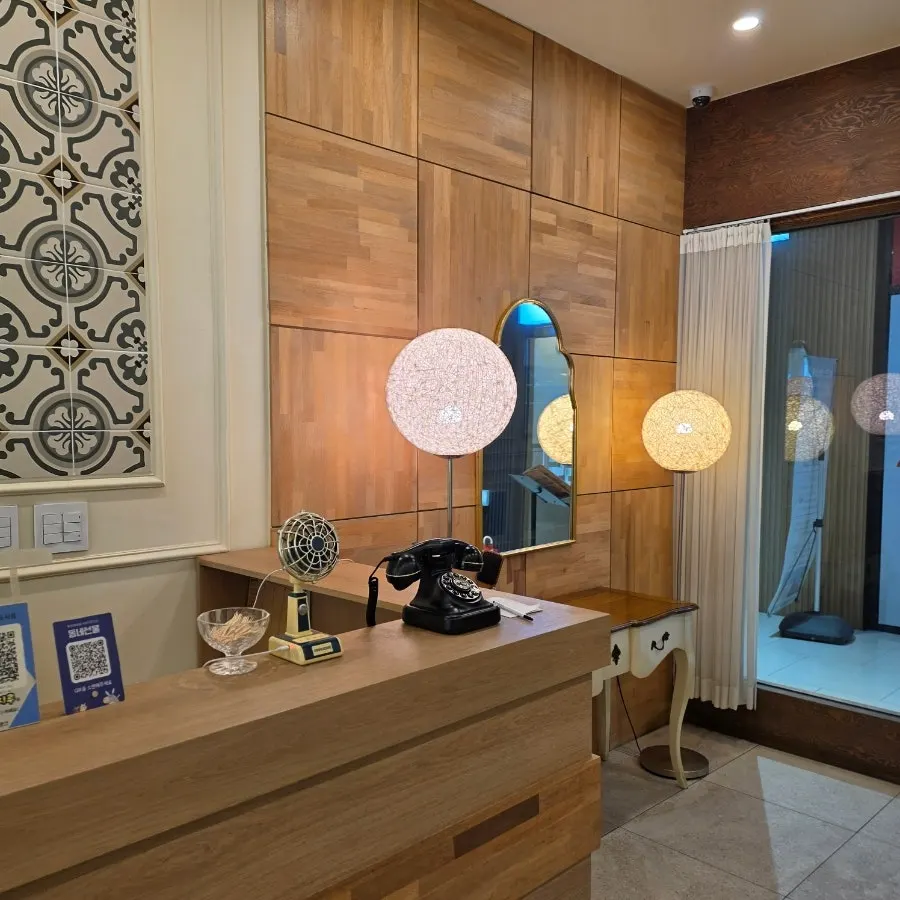 Clean, tidy interior of Jeongssi Hambak Baegot Branch