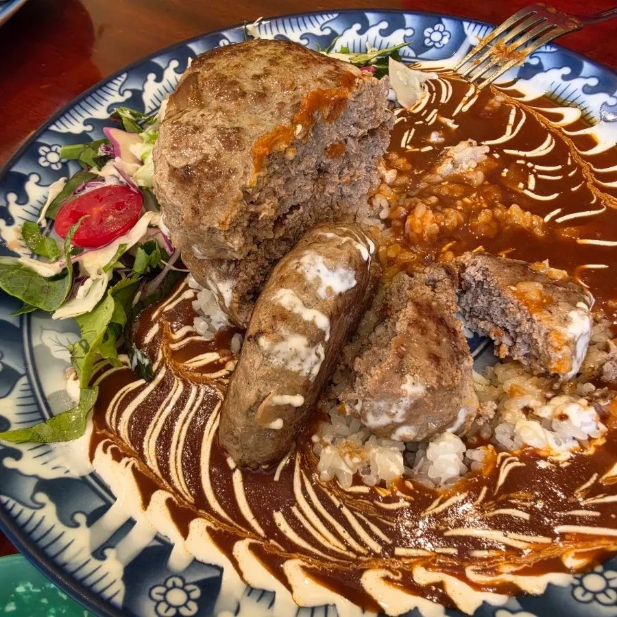 Cutting into the hamburg steak