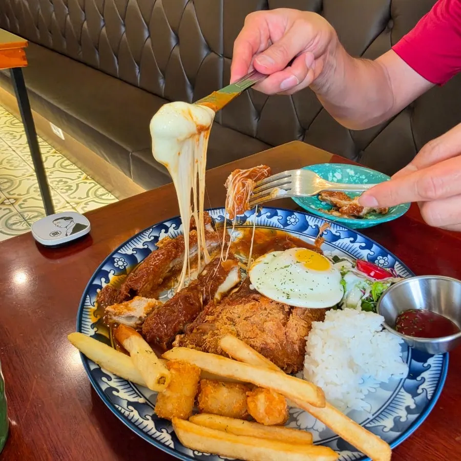 Cheese stretching from the cheese pork cutlet
