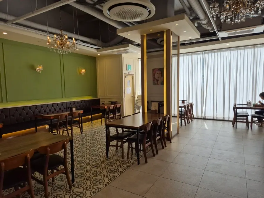 Inside Jeongssi Hambak Baegot Branch during lunchtime