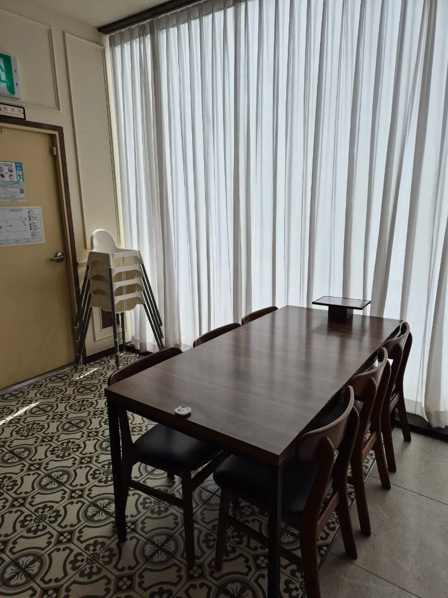 Dining room with widely spaced tables at Jeongssi Hambak Baegot Branch