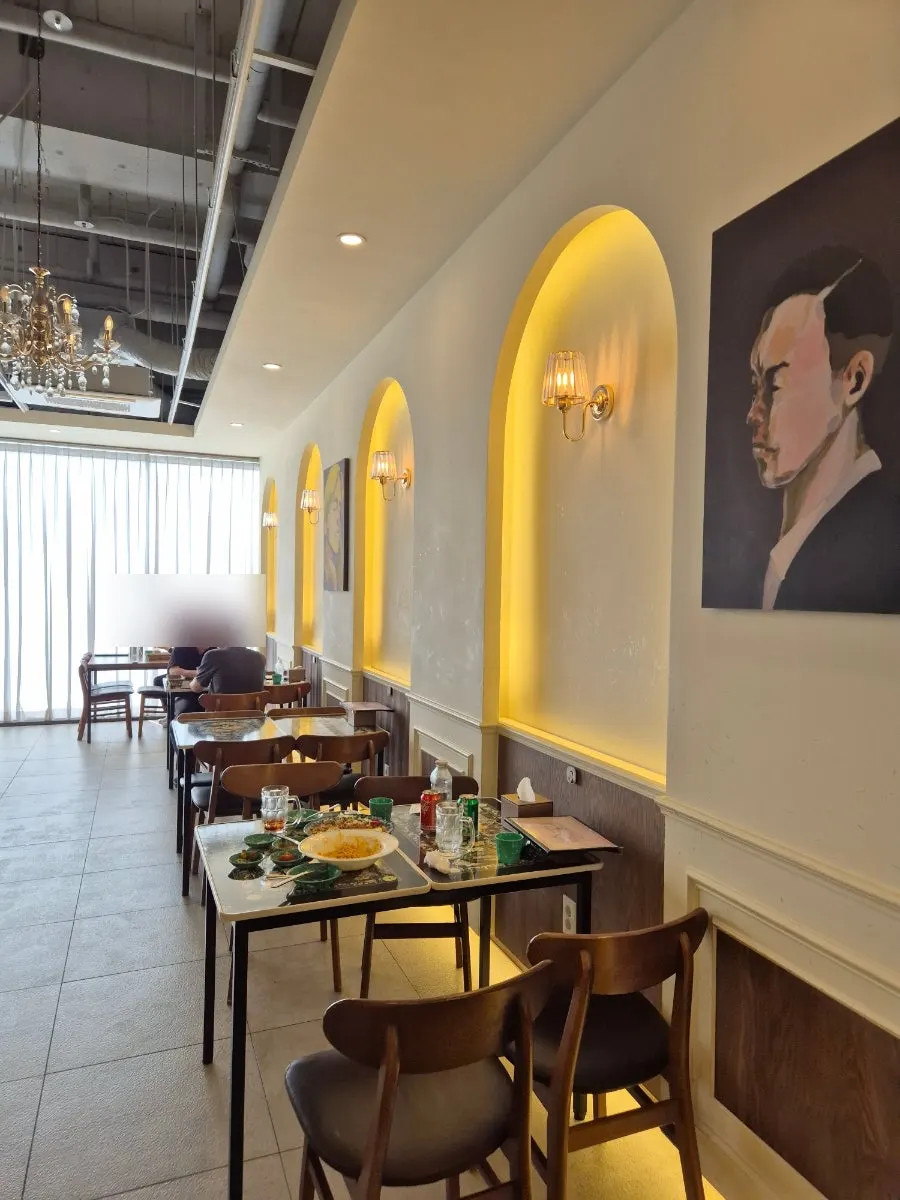 Table with a baby chair at Jeongssi Hambak Baegot Branch