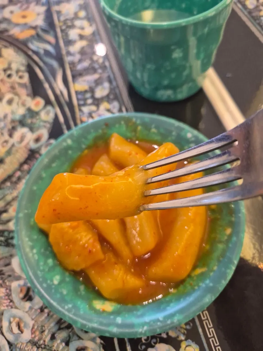 Complimentary tteokbokki served at Jeongssi Hambak Baegot Branch