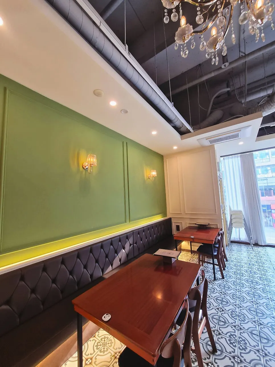 Seating next to the sunlit full glass window at Jeongssi Hambak Baegot Branch