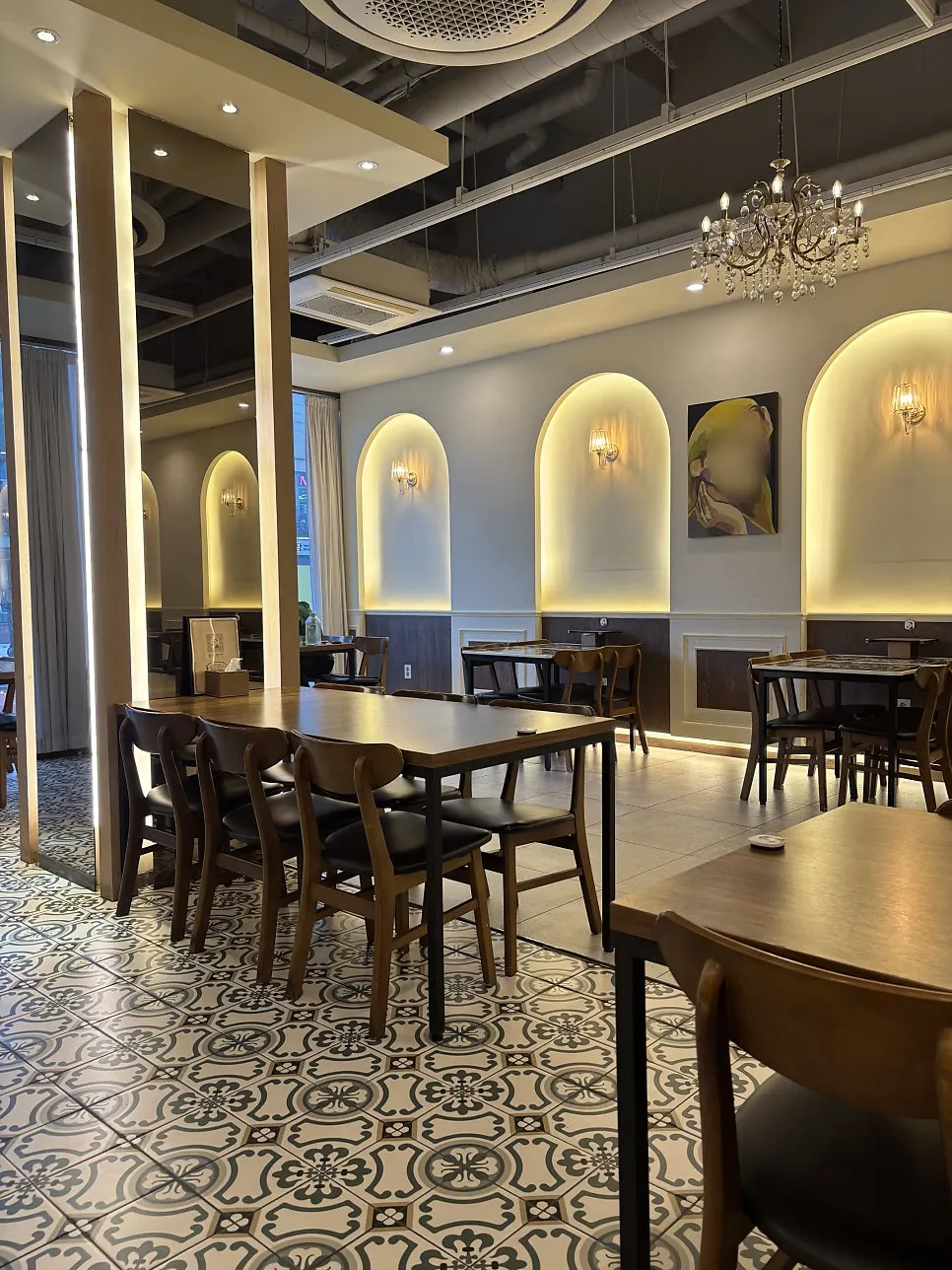 Interior of Jeongssi Hambak Baegot Branch