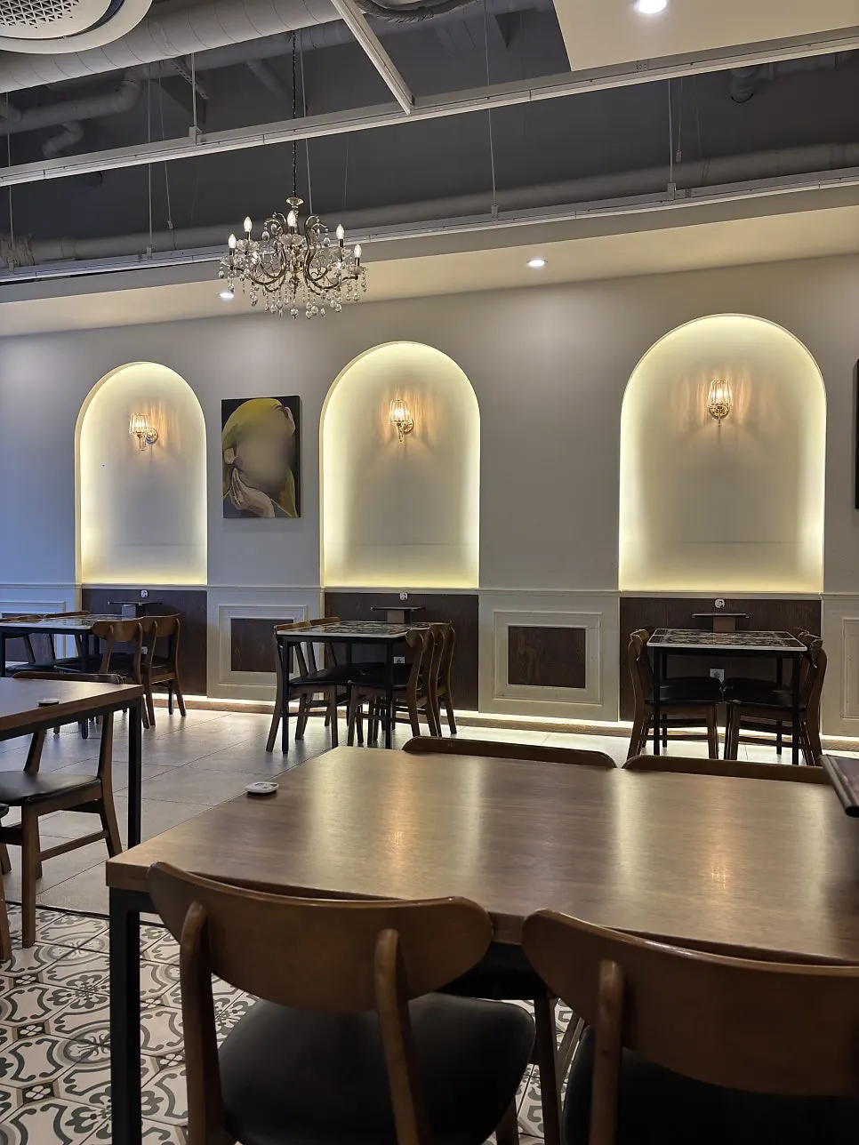 Spacious, clean seating at Jeongssi Hambak Baegot Branch