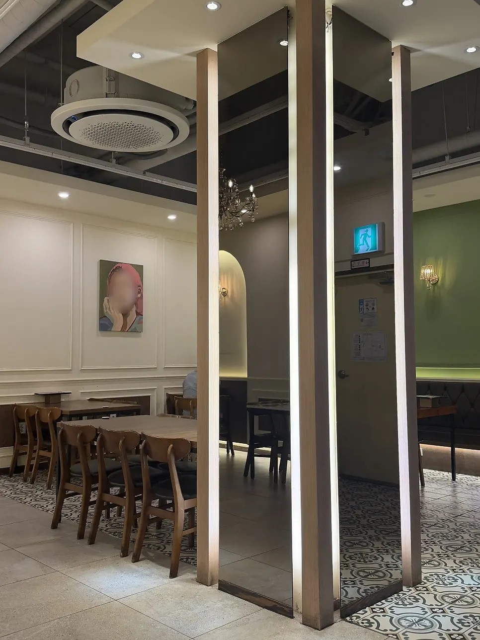 Interior decor of Jeongssi Hambak Baegot Branch