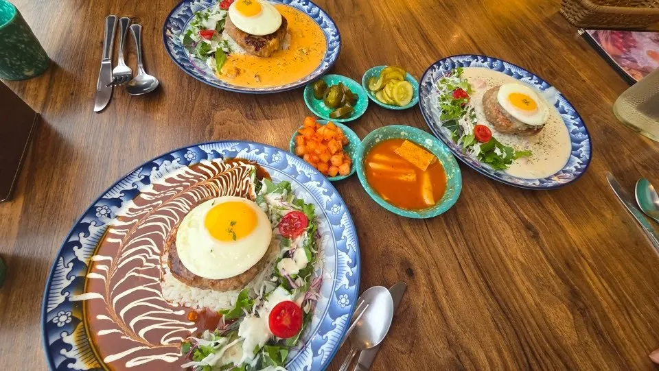 한 번에 차려진 함박스테이크 세 가지 상차림