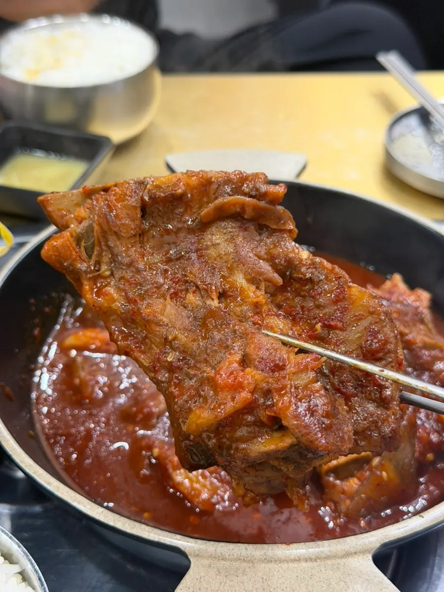Large Cheongchun fire bone stew with sauce soaked into the meat