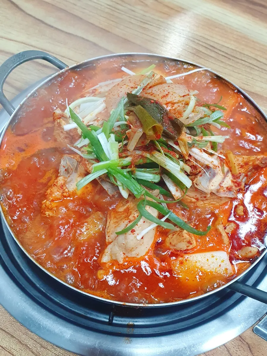 Dakbokkeumtang with sweet-savory broth