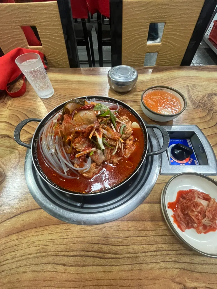 양념이 밴 당면과 닭볶음탕 구성