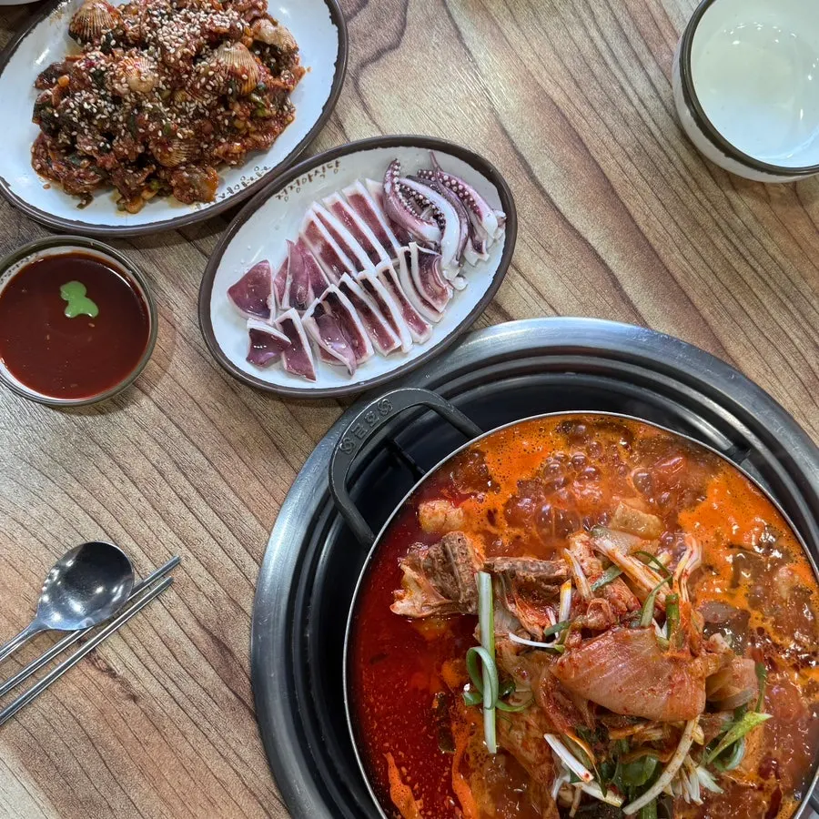 Dakbokkeumtang, cockles, and squid spread at Jeongjeong-a Sikdang Jeongwang Branch