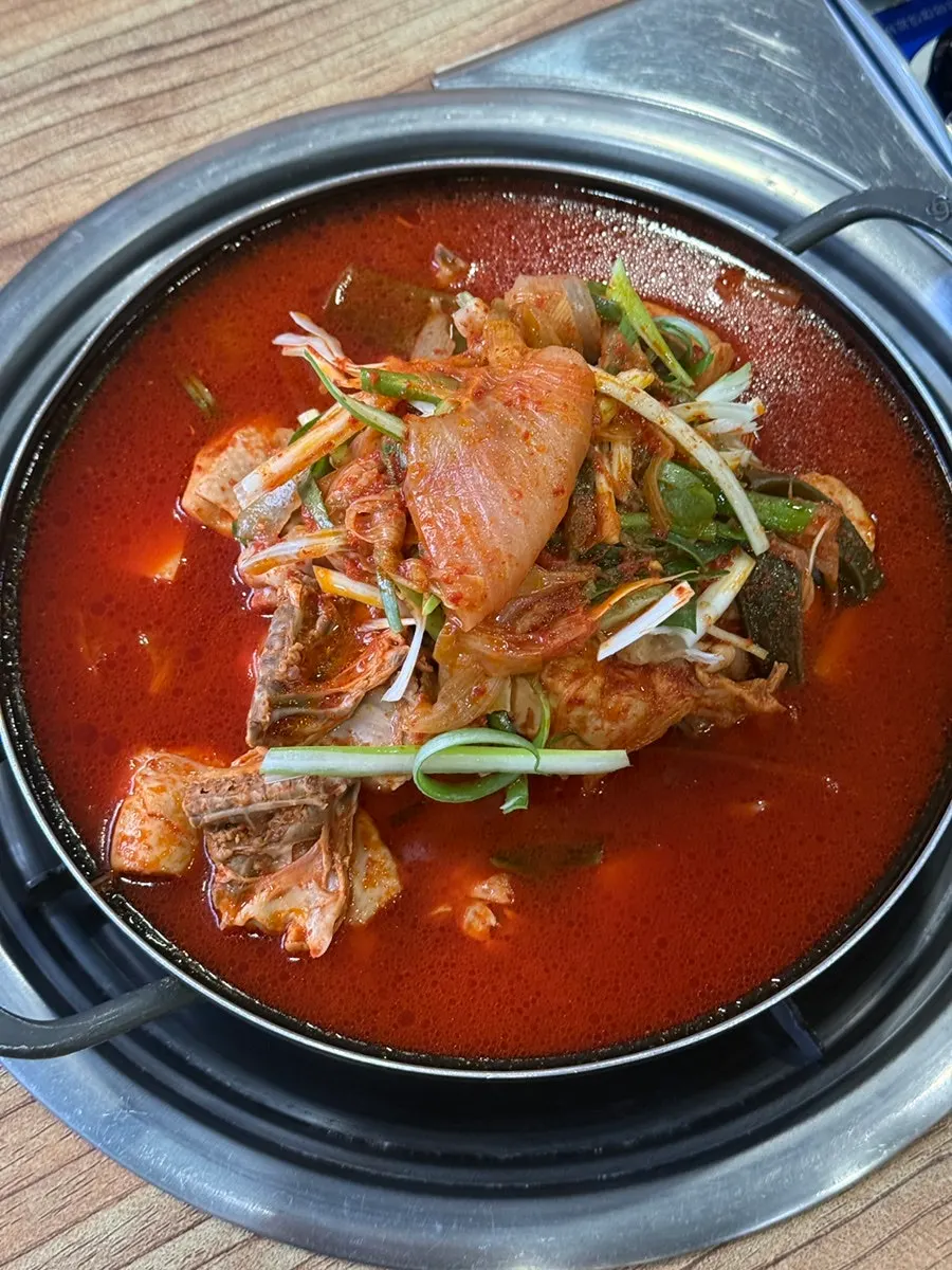 Basic side dishes of kimchi and dongchimi