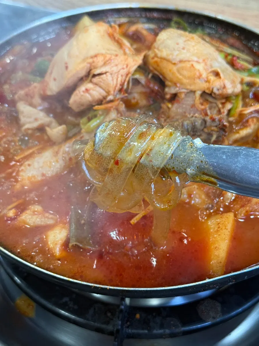 Wide glass noodles added into the dakbokkeumtang