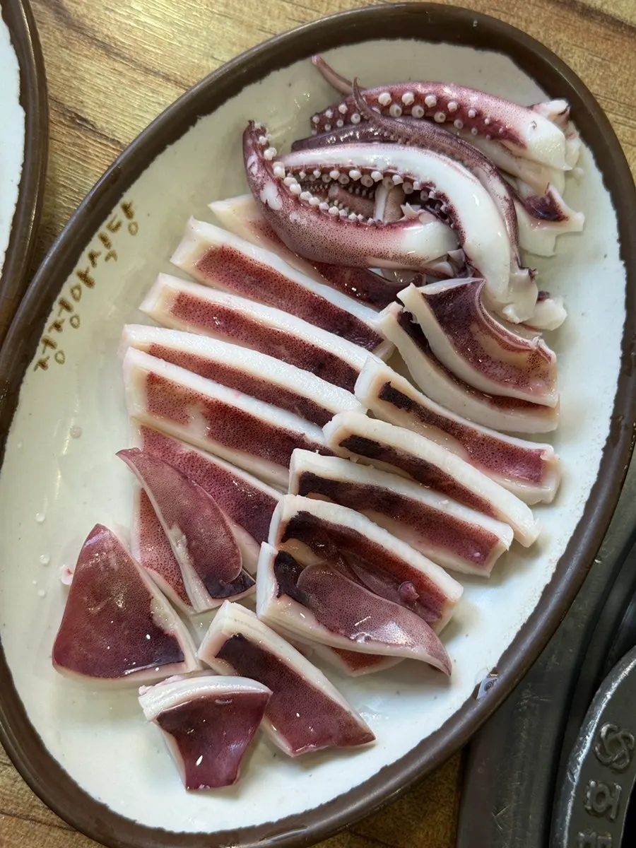 Sesame-topped cockle side dish from the set menu