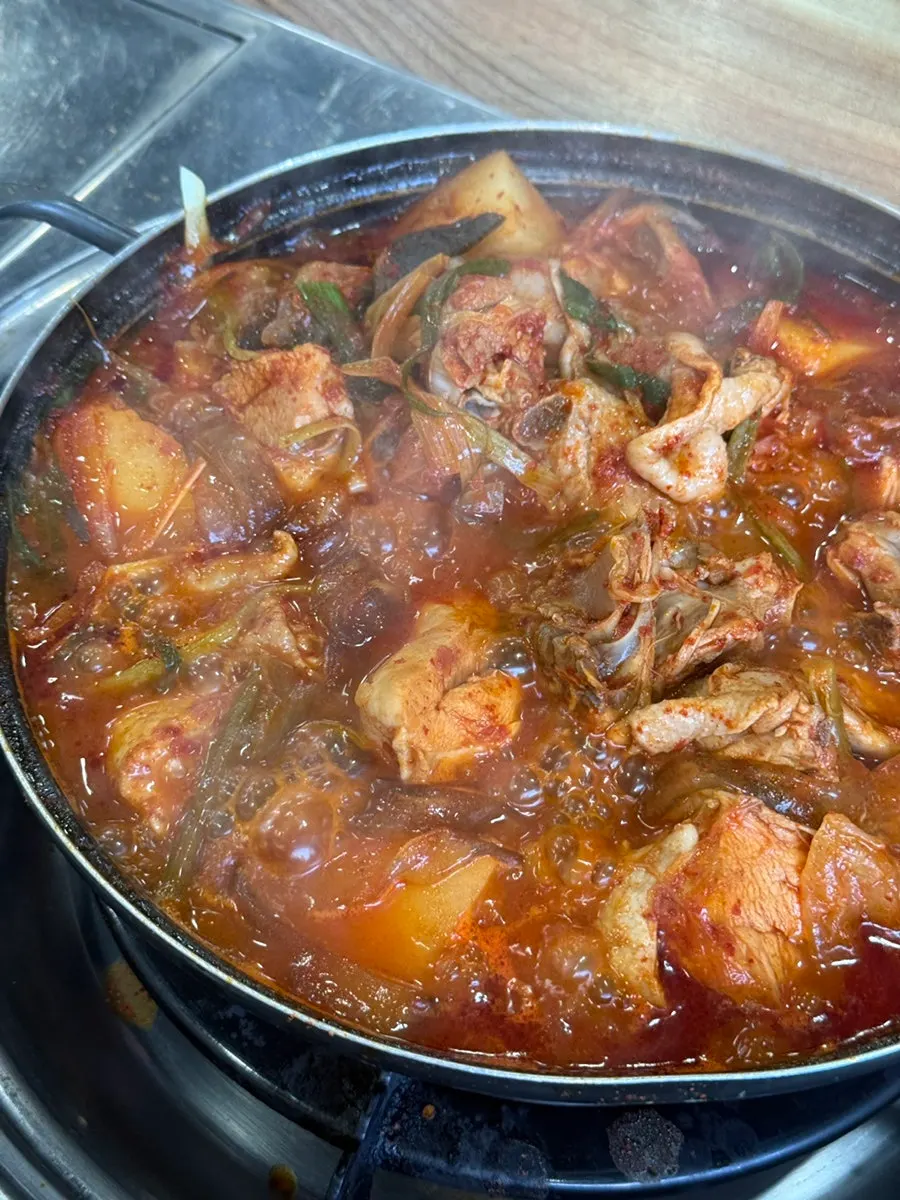 Dakbokkeumtang and vegetables with thickened sauce