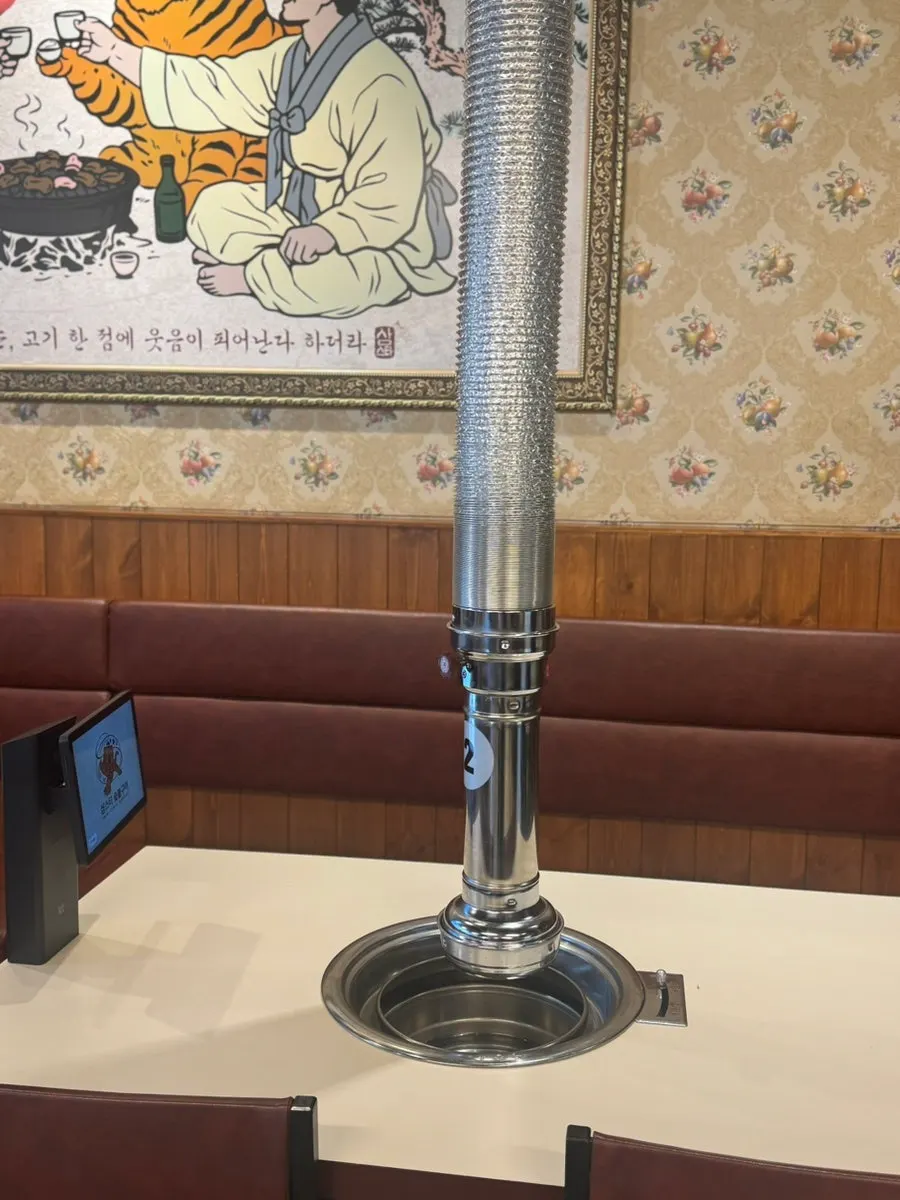 손님용 일회용 앞치마가 비치된 공간
