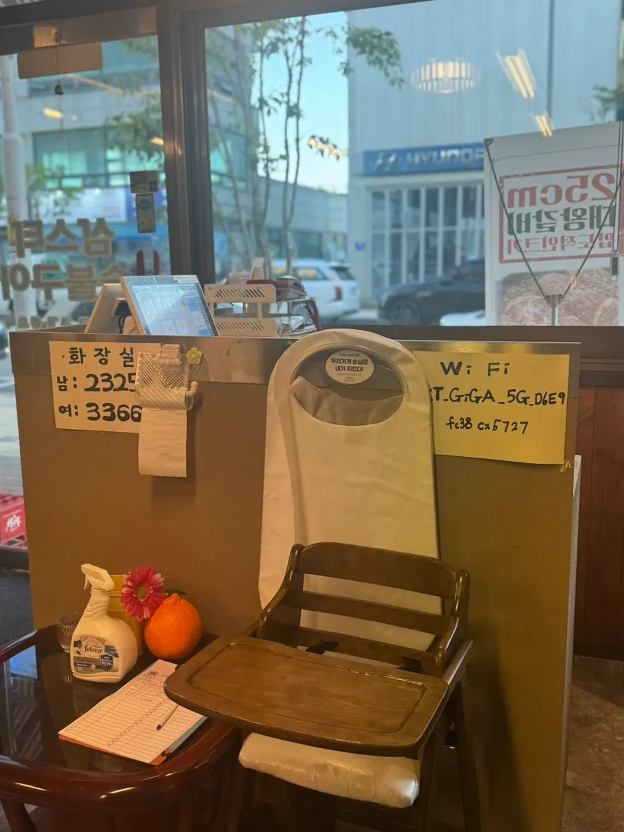 아이 동반 손님을 위한 원목 유아용 의자