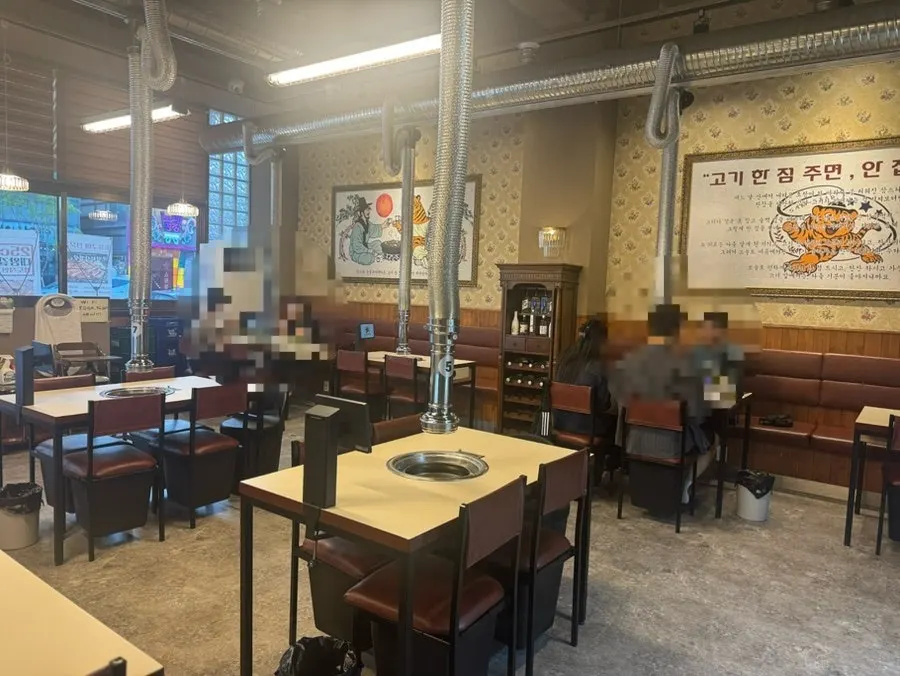 삼스타숯불구이 홀 가로 전경