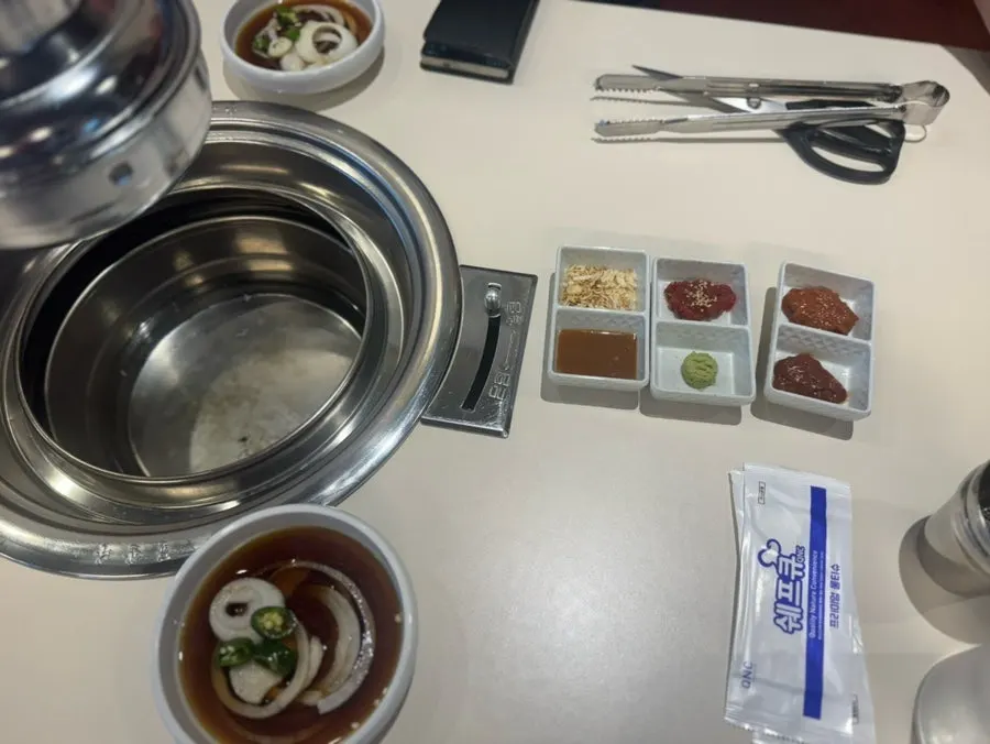 숯불 테이블이 놓인 매장 내부