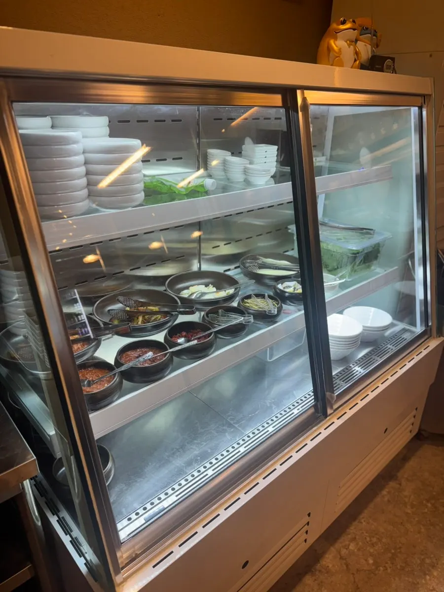김치와 장아찌가 담긴 기본 반찬 상차림